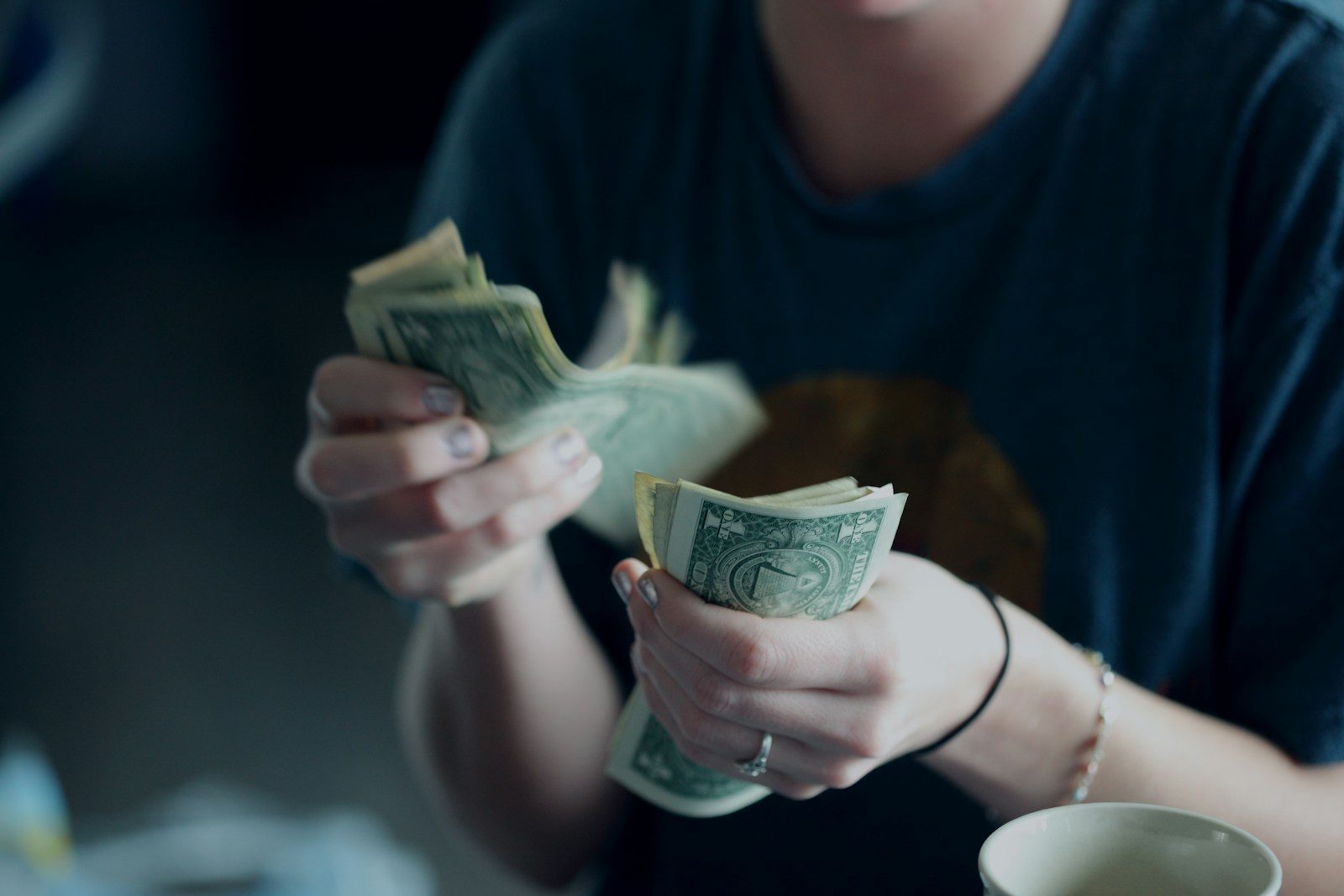 お金は天使にも悪魔にもなる、だから借金苦の人が増えるんだよね